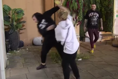 POTPUNI RUSVAJ U ŠIMANOVCIMA! Miljana išutirala Zolu, porušila pola imanja, pa se obračunala i sa OBEZBEĐENJEM! (VIDEO)