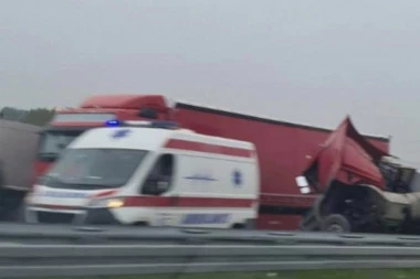 TEŽAK UDES NA MILOŠU VELIKOM! Prevrnuo se kamion, Hitna pomoć na licu mesta!