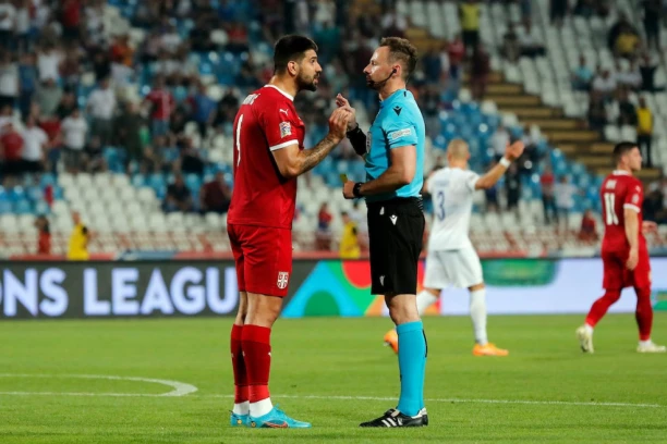 SUDIO ZVEZDI I PARTIZANU, PA MRTAV PIJAN PRAVIO HAOS PO ATINI: Kontroverzni arbitar dobio meč sezone!