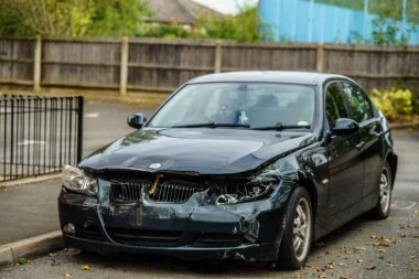 BAHATA VOŽNJA U KALUĐERICI! Zakucao se automobilom u žardinjere, svi pričaju o onome što je uradio nakon toga (VIDEO)