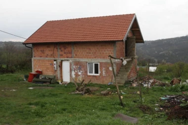 OVDE JE STOJAN KRENUO U KRVAVI PIR! Upao u kuću svojih komšija i nasrnuo na njih nožem, devojčicu ubio (FOTO, VIDEO)