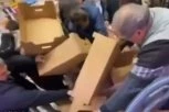 LAKTALI SE I POTUKLI ZA MESO IZ GAJBICA, LETELA KRILCA ! Epska tuča u supermarketu u Negotinu (VIDEO)