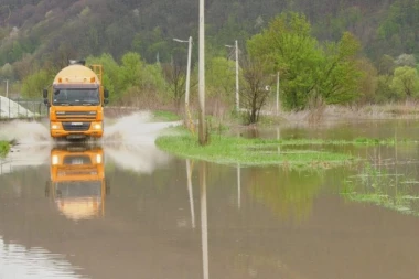 MEŠTANI POŽEGE OČAJNI, POPLAVE PRETE DA UNIŠTE PORODIČNE KUĆE: ''Molimo se Bogu da stanu padavine'' (FOTO)