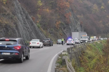 SAOBRAĆAJNI KOLAPS U OVČARSKO-KABLARSKOJ KLISURI! Lančani sudar u tunelu!