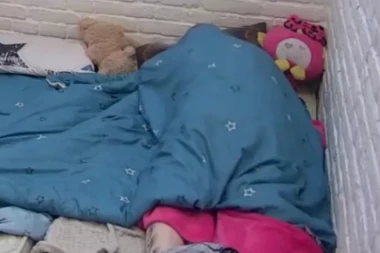 ZVEZDAN ODVALIO MAJU U KREVETU, ONA URLALA OD BOLOVA: Starleta ga perverznim rečima dovela do ludila, on kao PONI naskakao po njoj! (VIDEO 18+)