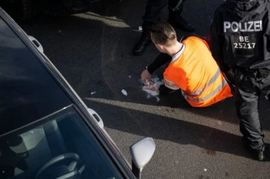 ZALEPE SE ZA ULICU I NE MRDAJU: Ekološki aktivisti izazvali haos u Berlinu, na njih poslato 500 nemačkih policajaca (FOTO)