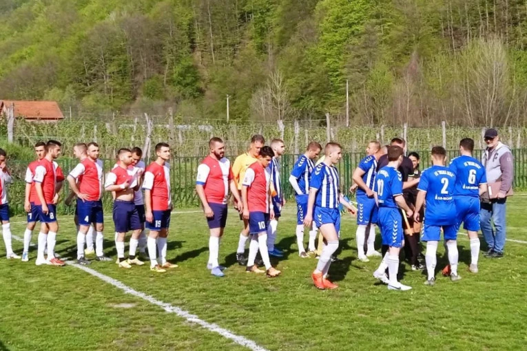 DERBI KOLA OPRAVDAO OČEKIVANJA MNOGOBROJNE PUBLIKE: Velika Reka povela, ali je pred kraj susreta kapiten sastava iz Novog Sela "promašio" sva tri boda za svoj tim!