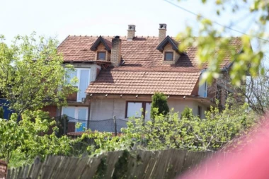 OPSADNO STANJE ISPRED KUĆE UBICE IZ MLADENOVCA! Policajci ne dozvoljavaju nikome da priđe ni blizu (FOTO)