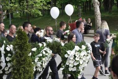 NAJPOTRESNIJE FOTOGRAFIJE SA SAHRANA ŽRTAVA MASOVNIH UBICA! Srbija zavijena u crno (FOTO)