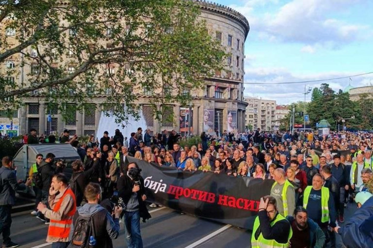 I Nova je sumirala zahteve protesta: "Vučiću odlazi"! Sve maske su pale!