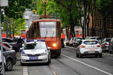 PRETIO NOŽEM U TRAMVAJU TINEJDŽERIMA, PA GA BACIO? Incident na Voždovcu, odmah reagovala policija