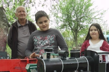 SRBIJA IZNEDRILA JOŠ JEDNOG GENIJA! Za malog Nikolu će tek čuti svet, evo šta zna da PRAVI sa svojim dekom! (FOTO)