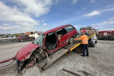 STRAŠNA NESREĆA KOD ČAČKA! Automobil prešao u suprotnu traku i sudario se sa kiperom, ima teško povređenih! (FOTO)