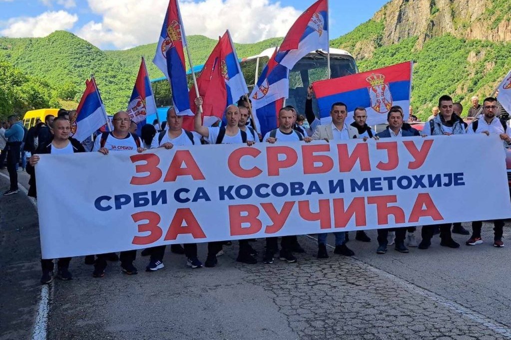 ZA SRBIJU, ZA VUČIĆA: Srbi iz Leposavića i Severne Mitrovice peške krenuli za Beograd na miting "Srbija nade" (FOTO)