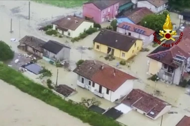 NAJGORA NOĆ U ISTORIJI ROMANJE! RAVENA NEPREPOZNATLJIVA: Apokaliptični prizori na severu Italije - tri osobe nastradale u poplavama, na hiljade evakuisano (FOTO/VIDEO)