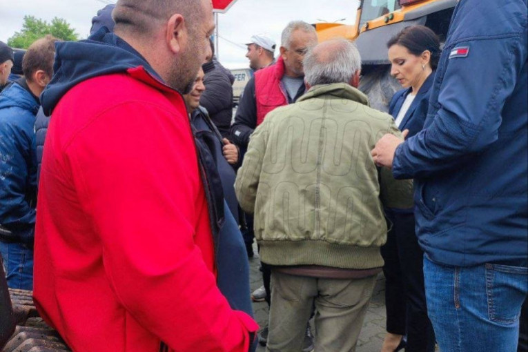 MARINIKA INSTRUIRA POLJOPRIVREDNIKE U PANČEVU! Došli smo do fotografije koja sve dokazuje - LEŠINARI IZ OPOZICIJE ZLOPOTREBLJAVAJU PAORE ZA SITAN POLITIČKI ĆAR! (FOTO)