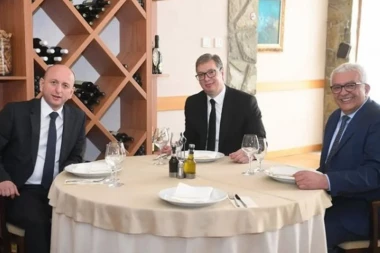 NA KRATKOM DORUČKU SA STARIM PRIJATELJIMA: Predsednik Vučić u Podgorici sa Kneževićem i Mandićem (FOTO)