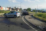 UŠAO U KRUŽNI TOK U KONTRASMERU I IZAZVAO UDES! Težak sudar kod Čačka! Vozači hitno prebačeni u bolnicu! (FOTO)