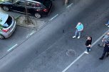 KRV PO CELOJ ULICI! Jezive slike i snimci sa mesta pucnjave na Vračaru! Muškarac teško ranjen ispred kladionice, napadač u bekstvu! (VIDEO/FOTO)