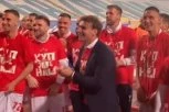 EMOCIJE SU BILE JAČE! Milojević PLAKAO ispred severa! Nije mogao da sakrije SUZE! Igrači Zvezde su ga OVAKO iznenadili! (VIDEO)