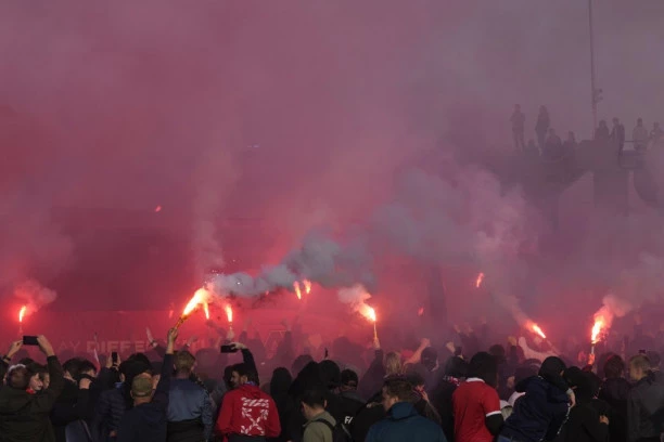 HULIGANI UPALI U KLUB I MLATILI FUDBALERE: Utakmica otkazana