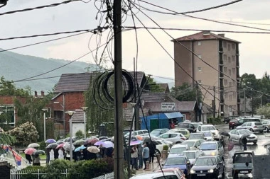 ROSU UPAO U PROSTORIJE OPŠTINE ZUBIN POTOK? Nastavlja se Kurtijev teror na Kosovu i Metohiji! (VIDEO)