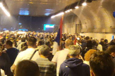 SLIKA DANA: Terazijski tunel bio krcat ljudima dok je padala kiša