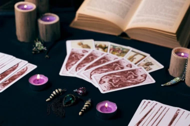 ŠTA VAM DANAS PREDVIĐA TAROT? Spremite se, pojedinima stižu darovi univerzuma, a mnogima će prošlost pokucati na vrata!