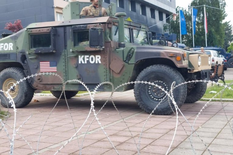 Noć na severu Kosova i Metohije protekla bez incidenata! Srbi i dalje dežuraju ispred tri opštinske zgrade!