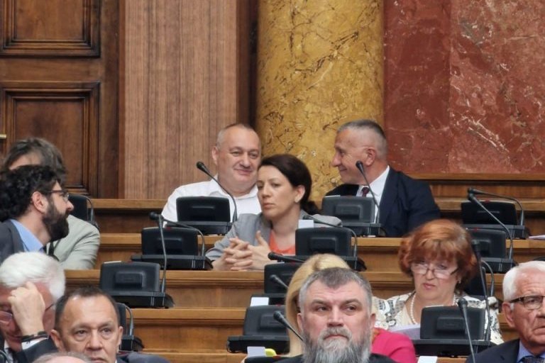 NA KIM ESKALACIJA, A KAMBERI U MILIVOJEVIĆEVOM "ZAGRLJAJU": Poslanik albanske nacionalne manjine u Skupštini rame uz rame sa poslanikom DS (FOTO)