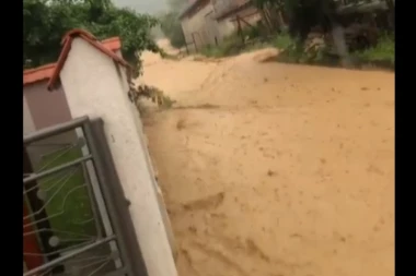 SRBIJU ZADESILA KATAKLIZMA! Jezive scene poplavljenih mesta, Loznicu i okolinu pogodile poplave, na UDARU Požega! (VIDEO)