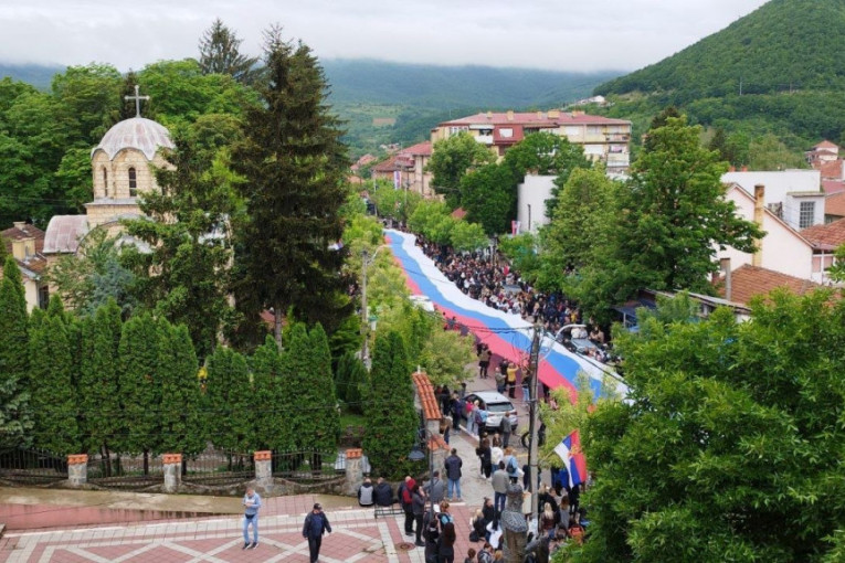 VIJORI SE SRPSKA TROBOJKA! Naš narod u Zvečanu razvio zastavu dugu 250 metara! (FOTO)