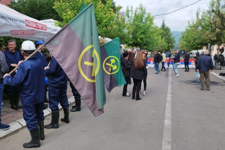 RUDARI IZ TREPČE U UNIFORMAMA DOŠLI ISPRED OPŠTINE ZVEČAN (FOTO)