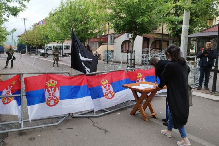 SRBI ISTRAJAVAJU U SVOJIM ZAHTEVIMA: I danas miran protest ispred zgrade opštine Zvečan