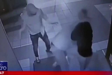 (UZNEMIRUJUĆI VIDEO) Pretukli i vezali radnika obezbeđenja u kineskom tržnom centru - policija u kratkom roku uhapsila pljačkaše