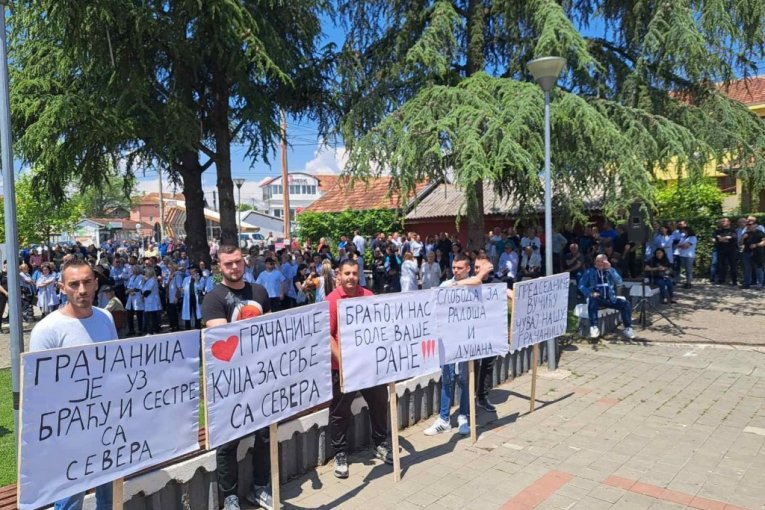 BRAĆO, I NAS BOLE VAŠE RANE: I radnici Doma zdravlja iz Donje Gušterice peške idu ka Gračanici: Ogroman skup podrške Srbima sa severa KiM