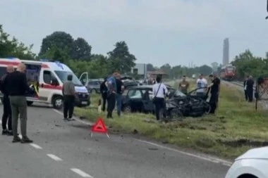 JEZIVA SAOBRAĆAJKA NA PUTU VALJEVO-LOZNICA: Posle sudara sa automobilom, kombi završio u kanalu pored puta!