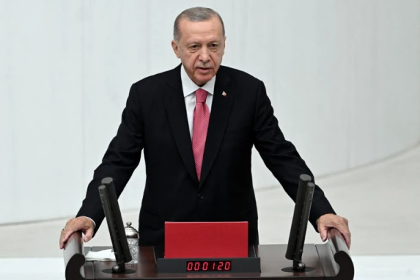 ERDOGAN SA SUPRUGOM DOŠAO NA SAHRANU STRADALIH U POŽARU! Vatrena stihija odnela najmanje 76 života!