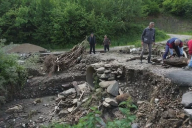 PUSTOŠ OSTALA IZA NEVREMENA KOJE JE POGODILO IVANJICU: Voda priša do škole i crkve, a domaćinstva odsečena od sveta (FOTO)