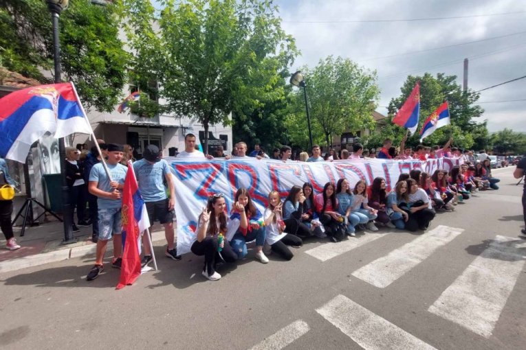 MATURANTI IZ ZVEČANA RECITOVALI "PRKOSNU PESMU"! Pred bodljikavom žicom pustili glas: "Kriv sam što jesam..." (VIDEO)