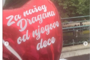 "Za naših devet anđela i za našeg Dragana..."! Dirljive i teške scene ispred "Vladislava Ribnikara"! Pogledajte kako su maturanti ove škole obeležili kraj školske godine! (VIDEO)