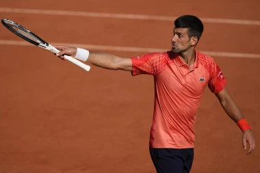 NOVAK JE NEUNIŠTIV: Hačanov POVEO, ali uzalud - Đoković 12. put u POLUFINALU Rolan Garosa!