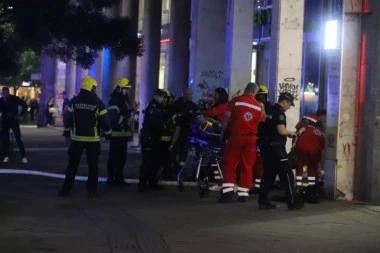 DVOJICA MUŠKARACA TEŠKO POVREĐENA U POŽARU NA TERAZIJAMA! Hitno prebačeni na reanimaciju, još dvoje ljudi i vatrogasci se nagutali dima!