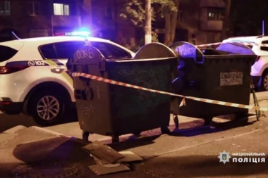 POLICIJA PRONAŠLA ŽENSKU GLAVU U KONTEJNERU! Sin sekirom ubijao majku, davio je, pa joj RASKOMADAO telo: Jeziv zločin trese Ukrajinu (VIDEO)