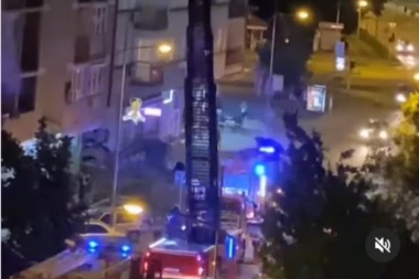 DRAMA U NOVOM SADU! Zapalio se restoran brze hrane, vatrogasci na MERDEVINAMA gasili požar! (VIDEO)