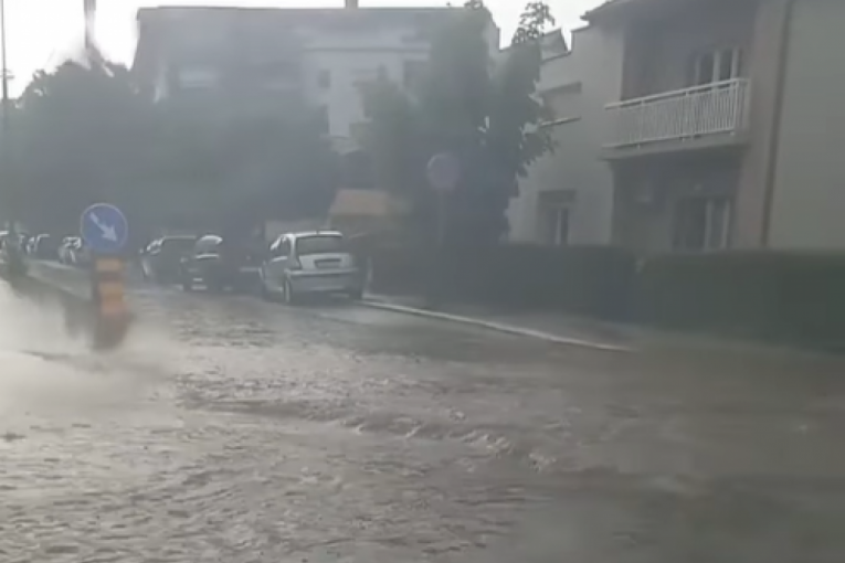 SNIMCI POPLAVA KOJE SU DANAS POGODILE SRBIJU SVE ZAPREPASTILI! Jaka oluja napravila bujice, saobraćaj paralisan, ljudi ugroženi... (VIDEO)