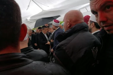 ENESU BEGOVIĆU POZLILO NA SAHRANI SINA: Kolege pritrčale da ga pridrže, NAJTUŽNIJA SCENA koja razara srce! (FOTO)