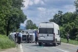 OD JAČINE UDARCA VOZILO SE PREVRNULO NA BOK, LJUDI PRITRČALI DA SPASU POVREĐENE! Težak udes u Mojsinju