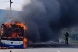 CRNI DIM KULJA NA SVE STRANE! ZAPALIO SE AUTOBUS KOD KRUŠEVCA: Pretvorio se u pravu buktinju (VIDEO)