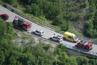 HELIKOPTER ZBOG TEŠKE NESREĆE MORAO DA SLETI NA PUT! Sudar tri automobila, jedna osoba prikleštena u vozilu